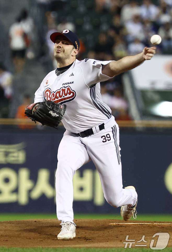 25일 오후 서울 송파구 잠실야구장에서 열린 프로야구 '2025 신한 SOL뱅크 KBO 리그' 한화 이글스와 두산 베어스의 경기에서 두산 선발 잭 로그가 역투하고 있다. 2025.9.25/뉴스1 ⓒ News1 김민지 기자