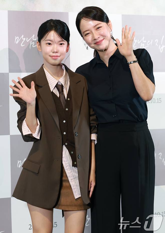 배우 도영서와 송지효(오른쪽)가 26일 서울 용산구 CGV용산아이파크몰에서 열린 영화 ‘만남의 집’ 언론시사회에 참석해 포즈를 취하고 있다. '만남의 집'은 15년 차 FM교도관 '태저'의 인생 첫 오지랖이 만든 햇살 같은 인연을 그린 휴먼 드라마다. 2025.9.26/뉴스1 ⓒ News1 권현진 기자