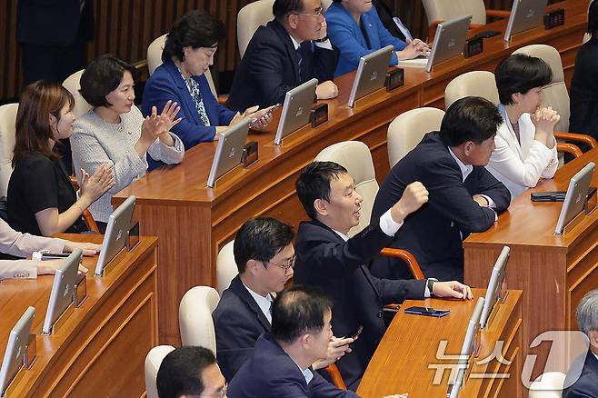 26일 서울 여의도 국회에서 열린 제429회국회(정기회) 9차 본회의에서 검찰청 폐지를 골자로 한 정부조직법 개정안이 통과되자 김용민 의원을 비롯한 더불어민주당 의원들이 환호하고 있다. 2025.9.26/뉴스1 ⓒ News1 신웅수 기자