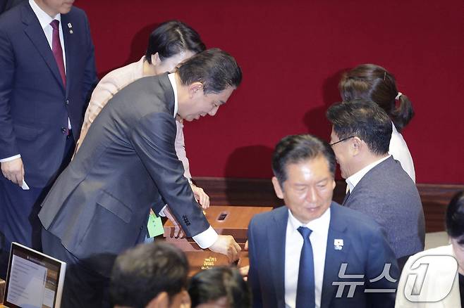 정청래 더불어민주당 대표와 김병기 원내대표가 26일 서울 여의도 국회에서 열린 제429회국회(정기회) 9차 본회의에서 검찰청 폐지를 골자로 한 정부조직법 일부개정법률안(대안)에 대한 무제한토론(필리버스터) 종결동의의 건을 투표하고 있다. 2025.9.26/뉴스1 ⓒ News1 신웅수 기자
