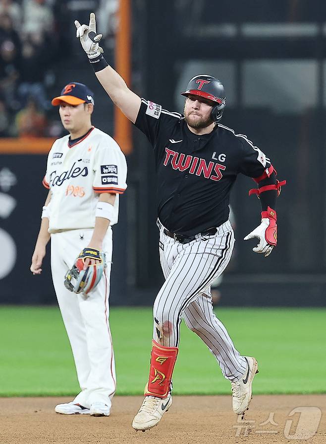 26일 오후 대전 한화생명 볼파크에서 열린 프로야구 '2025 신한 SOL뱅크 KBO 리그' LG 트윈스와 한화 이글스의 경기, LG 오스틴이 6회초 1사 솔로홈런을 친 뒤 환호하고 있다. 2025.9.26/뉴스1 ⓒ News1 김진환 기자