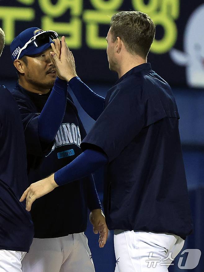 NC 다이노스 이호준 감독이 외국인 투수 라일리 톰슨과 하이파이브를 하고 있다. 2025.6.17/뉴스1 ⓒ News1 박정호 기자