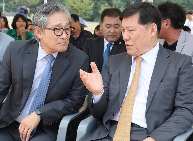 KBSA 양해영(왼쪽) 회장과 KBO 허구연 총재가 얘기를 나누고 있다. 사진 | KBO