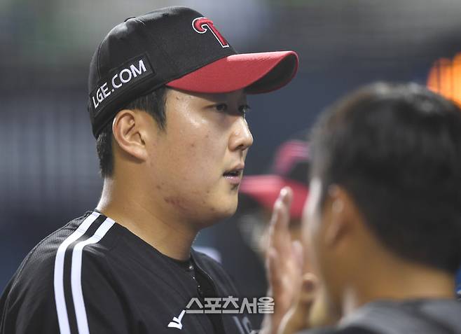 LG 선발투수 손주영이 서울 잠실구장에서 열린 2025 KBO리그 두산과 경기 6회 투구 후 덕아웃으로 들어오며 동료들과 하이파이브를 하고 있다. 잠실 | 최승섭기자 thunder@sportsseoul.com