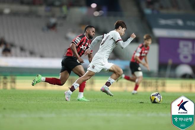 지난 21일 서울월드컵경기장에서 맞대결한 서울과 광주. 제공 | 한국프로축구연맹