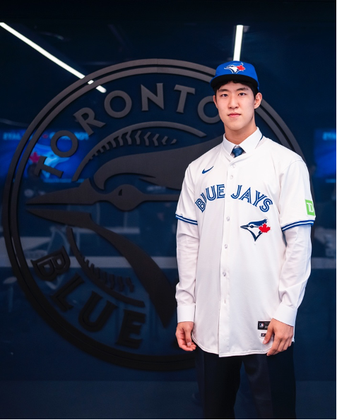 문서준이 토론토 유니폼을 입고 기념 촬영하는 모습이다. 사진 | 리코스포츠에이전시