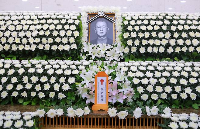 ‘폐 기흉 투병’ 끝에 별세한 코미디언 고(故) 전유성의 빈소가 26일 서울아산병원 장례식장 지하 1층 1호실에 마련돼 있다. 향년 76세. 장례는 희극인장으로 치러지며 KBS 일대에서 노제를 치를 예정아. 발인은 28일 일요일 오전 8시 사진= 사진공동취재단