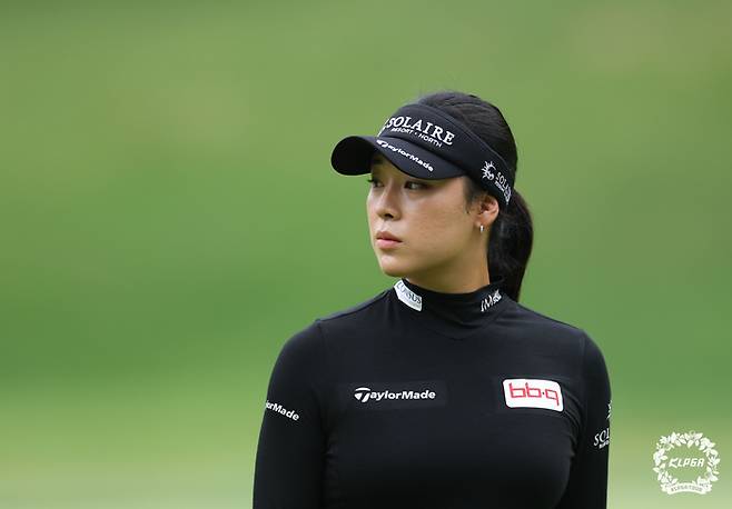 윤이나가 25일 KLPGA 투어 메이저 대회 하이트진로 챔피언십 1라운드에서 그린을 바라보고 있다. 사진 | KLPGA