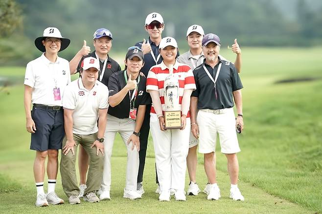 신다인이 KLPGA투어 생애 첫 우승을 따낸 뒤 석교상사 임직원과 기념촬영하고 있다. 사진 | 석교상사