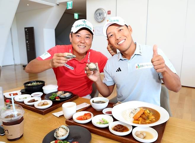 최경주가 준비한 전복 요리 특식을 먹고 있는 함정우(왼쪽)와 문도엽이 엄지손가락을 치켜들고 있다. 사진 | KPGA