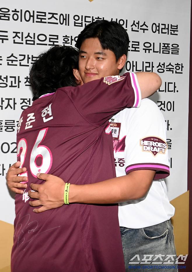 24일 고척스카이돔에서 열린 KIA와 키움의 경기, 경기 전 진행된 키움 히어로즈의 2026 신인선수 환영행사에서 1라운드 전체 1순위로 키움에 입단한 박준현이 아버지 박석민 전 코치에게 자신의 첫 친필 사인이 담긴 유니폼을 선물하며 포즈를 취하고 있다. 고척=허상욱 기자wook@sportschosun.com/2025.09.24/
