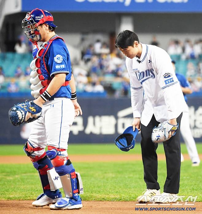 시구를 마친 이호범은 대선배 강민호에게 깍듯하게 인사를 했다.