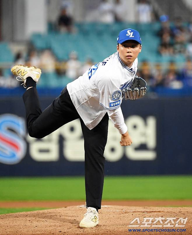 포수 강민호 미트 향해 힘찬 시구.