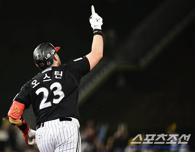 25일 울산 문수야구장에서 열린 KBO리그 롯데와 LG의 경기. 5회초 LG 오스틴이 롯데 감보아를 상대로 3점 홈런을 날렸다. 세리머니를 펼치고 있는 오스틴. 울산=송정헌 기자songs@sportschosun.com/2025.09.25/