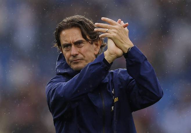 Soccer Football - Premier League - Brighton & Hove Albion v Tottenham Hotspur - The American Express Community Stadium, Brighton, Britain - September 20, 2025 Tottenham Hotspur manager Thomas Frank applauds fans after the match Action Images via Reuters/Andrew Couldridge EDITORIAL USE ONLY. NO USE WITH UNAUTHORIZED AUDIO, VIDEO, DATA, FIXTURE LISTS, CLUB/LEAGUE LOGOS OR 'LIVE' SERVICES. ONLINE IN-MATCH USE LIMITED TO 120 IMAGES, NO VIDEO EMULATION. NO USE IN BETTING, GAMES OR SINGLE CLUB/LEAGUE/PLAYER PUBLICATIONS. PLEASE CONTACT YOUR ACCOUNT REPRESENTATIVE FOR FURTHER DETAILS..<저작권자(c) 연합뉴스, 무단 전재-재배포, AI 학습 및 활용 금지>