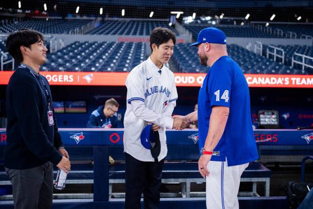 토론토 블루제이스와 계약한 문서준(가운데)이 토론토 로저스센터에서 존 슈나이더 토론토 감독에게 인사하고 있다. 사진제공=리코스포츠에이전시