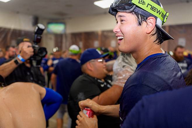 오타니가 동료들과 지구 우승 세리머니를 즐기고 있다. Imagn Images연합뉴스