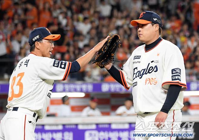 26일 대전 한화생명볼파크에서 열린 한화 이글스와 LG 트윈스의 경기. 4회초 2사 2,3루 LG 홍창기 내야 땅볼 처리한 한화 류현진이 더그아웃으로 향하고 있다. 대전=박재만 기자 pjm@sportschosun.com/2025.09.26/