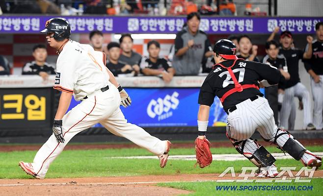 26일 대전 한화생명볼파크에서 열린 한화 이글스와 LG 트윈스의 경기. 7회말 1사 2,3루 한화 하주석 번트 때 런다운에 걸렸던 3루 주자 노시환이 득점에 성공하고 있다. 대전=박재만 기자 pjm@sportschosun.com/2025.09.26/