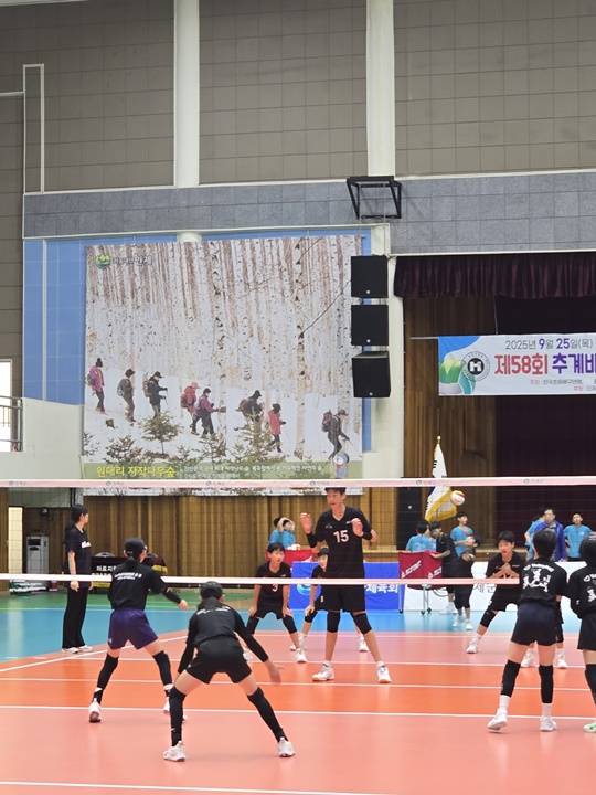 경기에 집중하고 있는 용지훈. ⓒ한국초등배구연맹