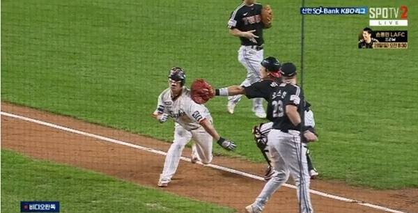 노시환에게 글러브 태그를 시도하는 박동원. ⓒSPOTV 중계화면 캡처