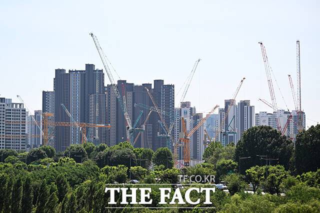 서울 집값이 또 불안조짐을 보이면서 ‘집이 부족해서 그렇다’는 주장이 또 고개를 들고 있다. 정부가 ‘지속적으로’ 주택을 공급하겠다는 메시지도 중요하지만, 집을 갖고 있으면 ‘이익’을 보는 시장을 고쳐나가야 한다./더팩트 DB