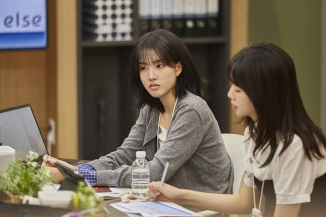 그룹 스테이씨 심자윤이 쿠팡플레이 '직장인들' 시리즈를 통해 본업인 가수 외에도 다방면으로 활약할 수 있는 재능을 입증했다. /쿠팡플레이