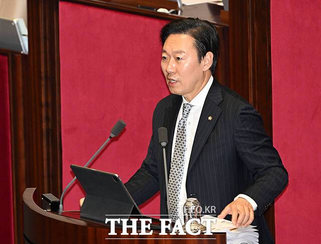 박수민 국민의힘 의원이 지난 25일 오후부터 장장 17시간 12분 동안 정부조직법에 대한 반대 토론을 했다. 이로써 지난해 세운 자신의 필리버스터 최장 기록을 경신했다. /배정한 기자