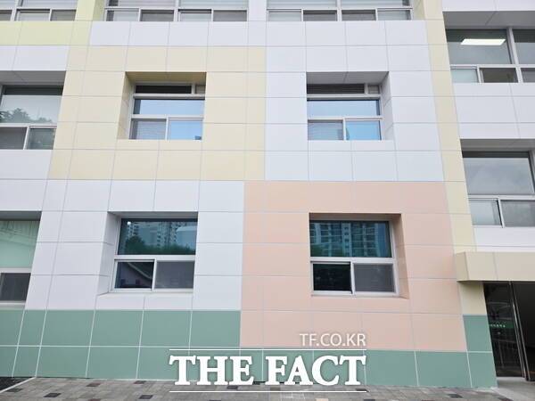 내진보강이 이뤄진 동방여중 학교 벽면의 모습. /대전시교육청