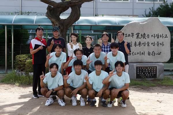 서인천고 테니스부 선수들과 선생님