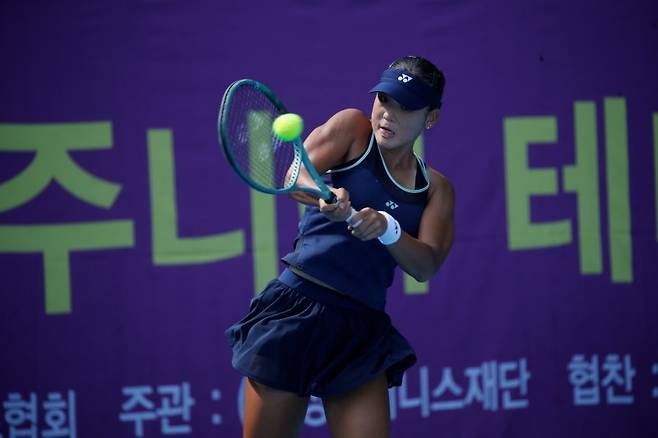 15세 왼손잡이 테니스 유망주 심시연이 장호배 결승에서 이서아를 맞아 강력한 백핸드를 구사하고 있다. 테니스코리아