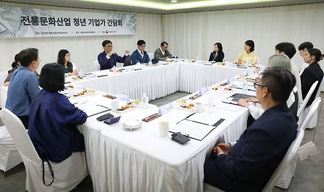 최휘영 문화체육관광부 장관이 25일 서울 성동구 복합문화공간 에스팩토리에서 열린 전통문화산업 청년 기업가 간담회에서 전통산업 지원 계획을 설명하고 있다.   [사진 제공= 문화체육관광부]