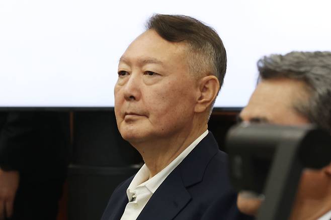 윤석열 전 대통령이 26일 서울 서초동 서울중앙지법에서 열린 특수공무집행방해 혐의 재판에 출석해 자리하고 있다. /사진공동취재단