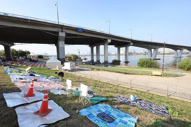 서울 여의도 한강공원 일대에서 열리는 '서울세계불꽃축제 2025'를 하루 앞둔 26일 행사장 주변에 시민들이 돗자리를 펴두고 자리를 선점하고 있다./연합뉴스