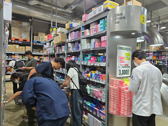 25일 오후 경기도 성남시 창고형 약국에서 약사와 직원들이 매장 내를 돌아다니며 소비자들에 응대했다. /허지윤 기자