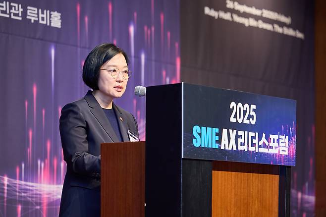 한성숙 중소벤처기업부 장관이 26일 조선비즈가 서울 장충동 신라호텔에서 개최한 ‘SME AX 리더스포럼’에 참석해 축사를 하고 있다./조선비즈