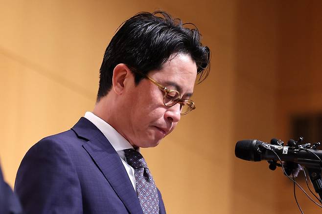 조좌진 롯데카드 대표이사가 지난 18일 서울 중구 부영태평빌딩 컨벤션홀에서 열린 언론 브리핑에서 롯데카드 대규모 해킹 사고 관련 대국민 사과문을 발표하고 있다. /뉴스1