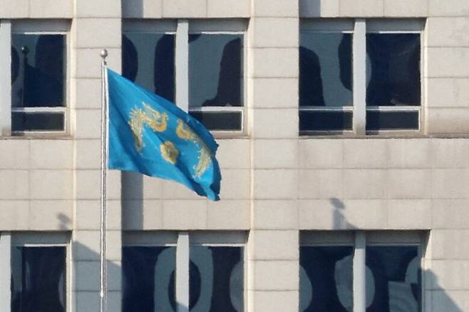 서울 용산구 대통령실에 걸린 깃발이 펄럭이고 있다./뉴스1