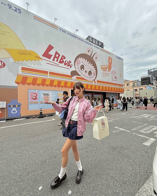 핑크 블루종, 봄버 재킷을 입은 잉화 인스타그램 @_inghwajang