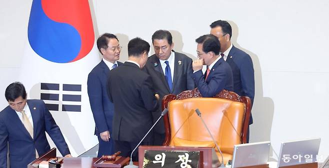 우원식 국회의장과 여야 원내 지도부가 25일 오후 국회 본회의 패스트트랙 지정 투표에서 투표수가 명패 수보다 많이 나온 것에 대해 대화를 나누고 있다. 왼쪽부터 김민기 국회 사무총장, 더불어민주당 허영 원내정책수석부대표, 우 의장, 민주당 김병기 원내대표, 국민의힘 송언석 원내대표, 국민의힘 유상범 원내운영수석부대표. 장승윤 기자 tomato99@donga.com