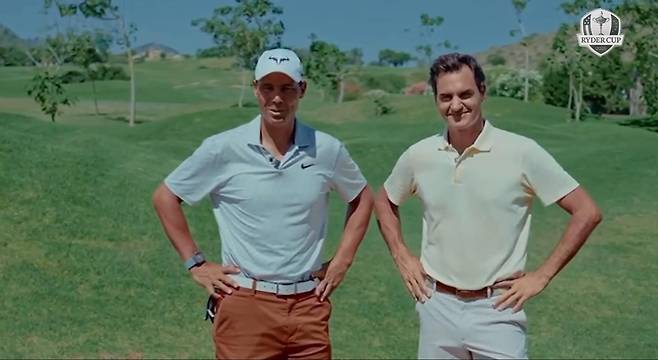 라파엘 나달(왼쪽)이 고향 스페인 마요르카의 한 골프장 필드에  로저 페더러(스위스)와 나란히 섰다. 테니스 메이저 우승컵 42개를 합작한 두 전설은 골프 국가대항전에서 팀 미국에 맞설 팀 유럽의 우승을 응원했다. 라이더컵 유럽 인스타그램 영상 캡처