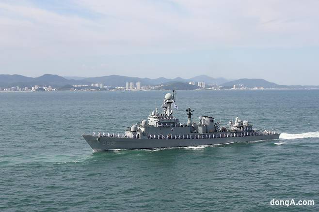 사열행렬에 참여한 울산급 호위함 부산함. 최재호 기자 cjh1225@donga.com