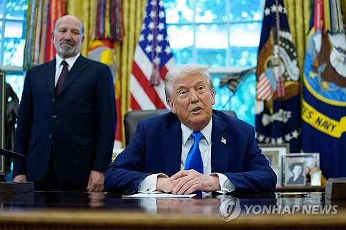 2025년 9월 19일 미국 백악관에서 도널드 트럼프(가운데) 미국 대통령이 투자이민 프로그램 ‘트럼프 골드 카드’를 발표하는 가운데 주무 부처인 상무부의 하워드 러트닉(왼쪽) 장관이 지켜보고 있다. [워싱턴DC EPA=연합뉴스]