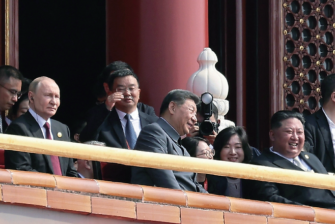 9월 3일 중국 베이징 톈안먼 성루에서 김정은(앞줄 오른쪽) 국무위원장이 시진핑(앞줄 가운데) 중국 국가주석과 대화하고 있다. /사진 노동신문