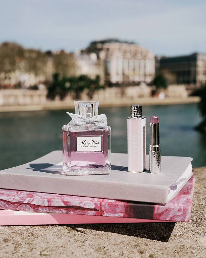 (왼쪽부터)미스 디올 블루밍 부케 오 드 뚜왈렛, 30ml 9만9천원대, 미스 디올 블루밍 부케 미니 미스 솔리드 퍼퓸, 8만7천원대, 모두 Dior Beauty.