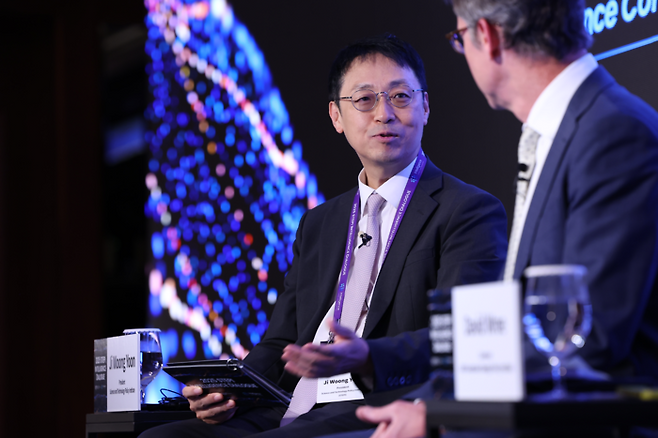 특별 대담 중인 윤지웅 과학기술정책연구원장