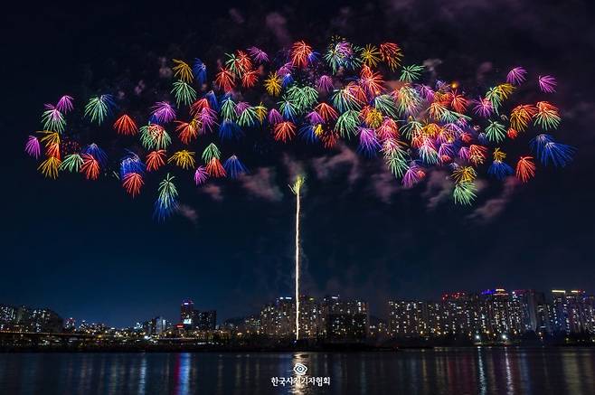 [서울=뉴시스] 뉴시스 서울 영등포구 여의도한강공원 일대에서 열린 2024 서울세계불꽃축제에서 화려한 불꽃들이 밤하늘을 수놓고 있다. 뉴시스