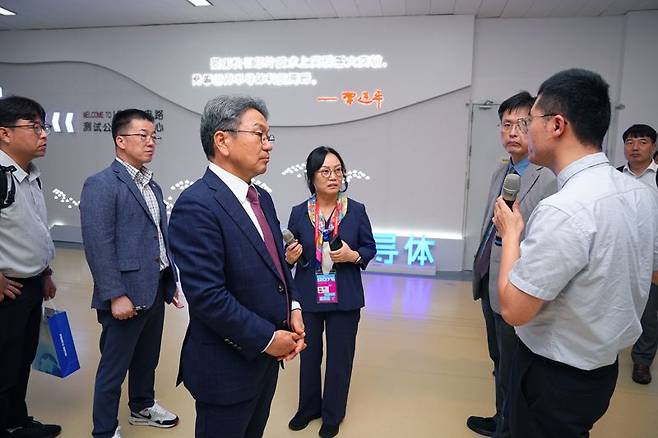 강기정 광주광역시장이 지난 25일(현지시간) 오후 중국 항저우인공지능컴퓨팅센터를 방문해 센터 관계자로부터 내부 시설을 소개받고 있다. 광주광역시 제공