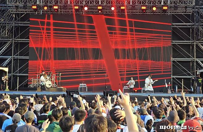 26일 부산 사상구 삼락생태공원 일대에서 열린 ‘2025 부산국제록페스티벌’ 현장. 매니악한 사이키델릭 사운드를 자랑하는 밴드 쏜애플이 무대에서 공연을 펼치고 있다. 사진=변옥환 기자