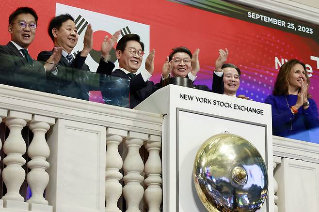 이재명 대통령이 25일(현지시간) 미국 뉴욕 증권거래소에서 개장을 알리는 버튼을 누른 뒤 박수를 치고 있다. 왼쪽부터 김남준 대통령실 제1부속실장, 구윤철 경제부총리 겸 기획재정부 장관, 이 대통령, 이억원 금융위원장, 김용범 정책실장, 린 마틴 뉴욕 증권거래소 회장. 연합뉴스